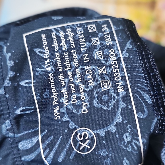 Sweaty Betty Navy Paisley Capri Leggings Size XS Zero Gravity - Picture 5 of 7